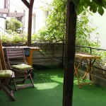 Une terrasse à l'ombre des figuiers